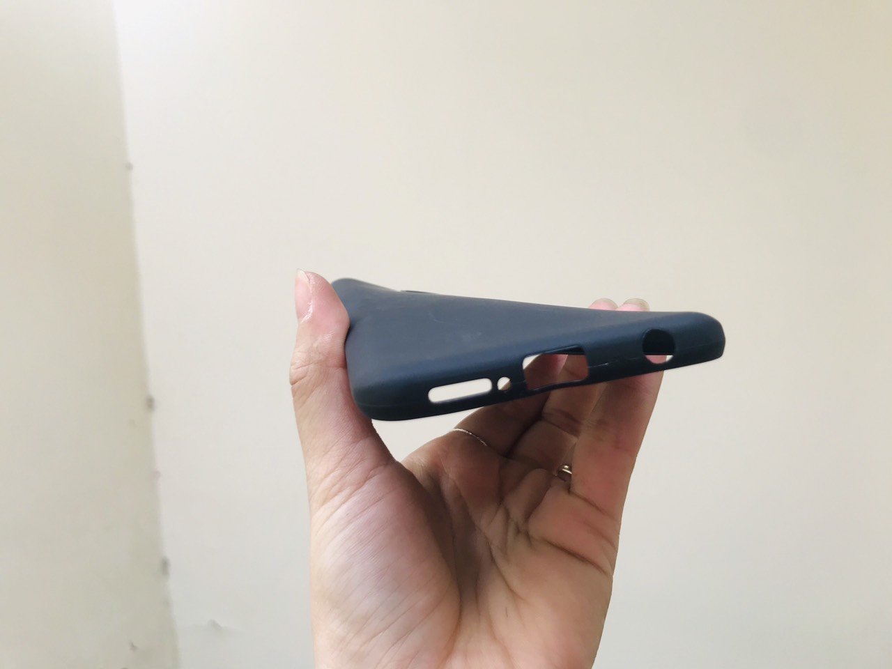 Ốp dẻo đen chống bẩn cho Vsmart ARIS