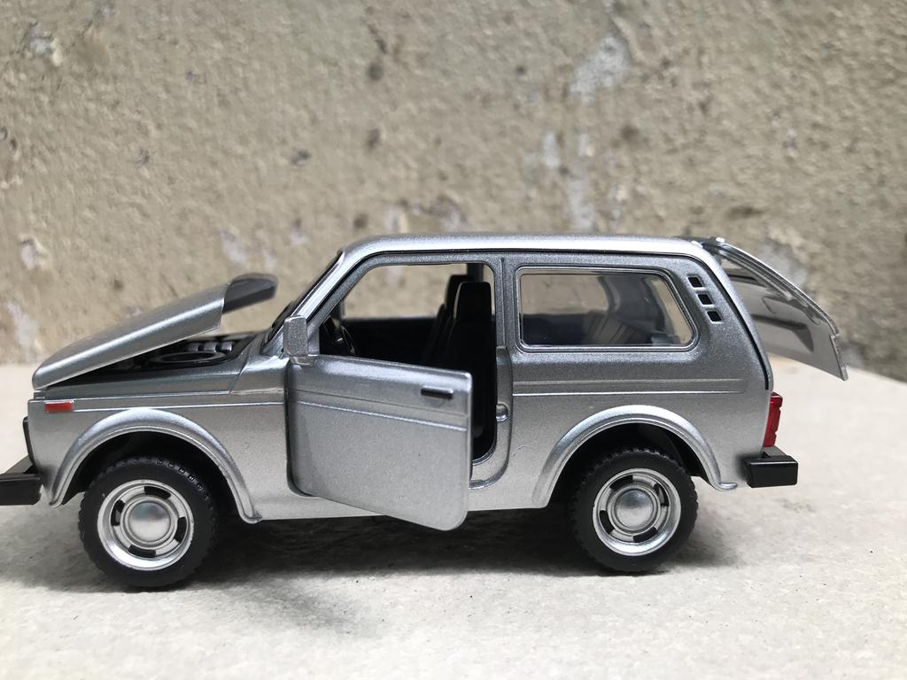 [HCM]Mô hình xe LADA NIVA 2020 - 1:32