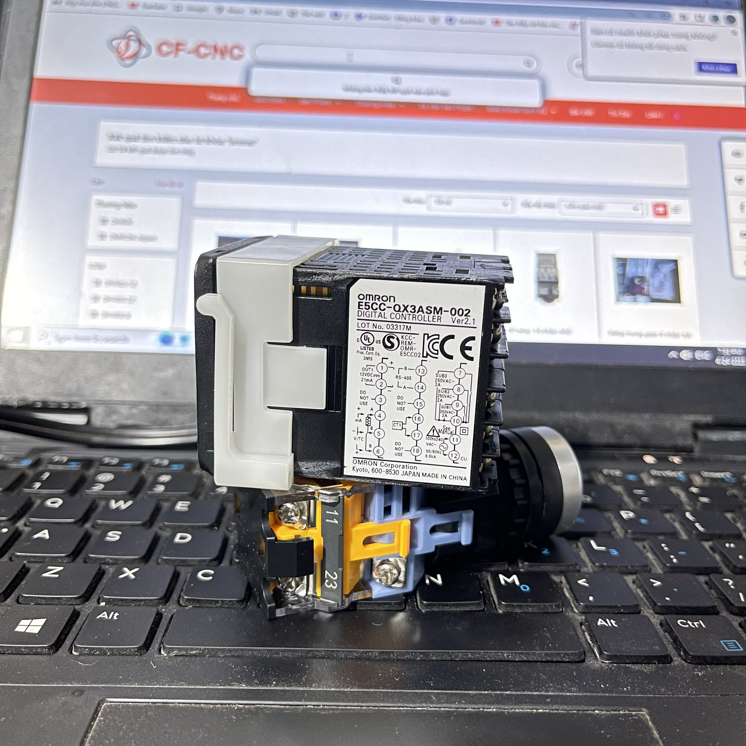 Đồng Hồ OMRON-E5CC Hiển Thị Điều Khiển Nhiệt Độ.( Hàng Tháo Máy)