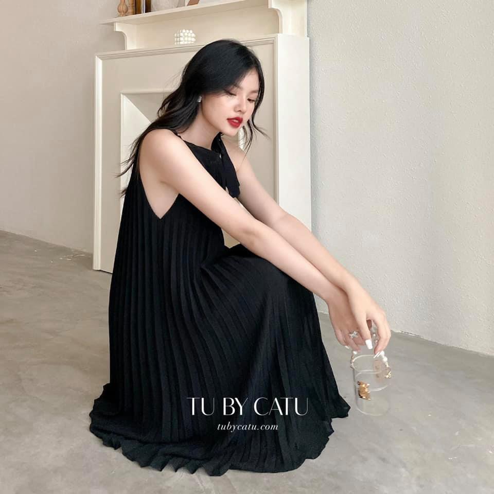 TUBYCATU | Đầm yếm đen xếp ly cột nơ cổ