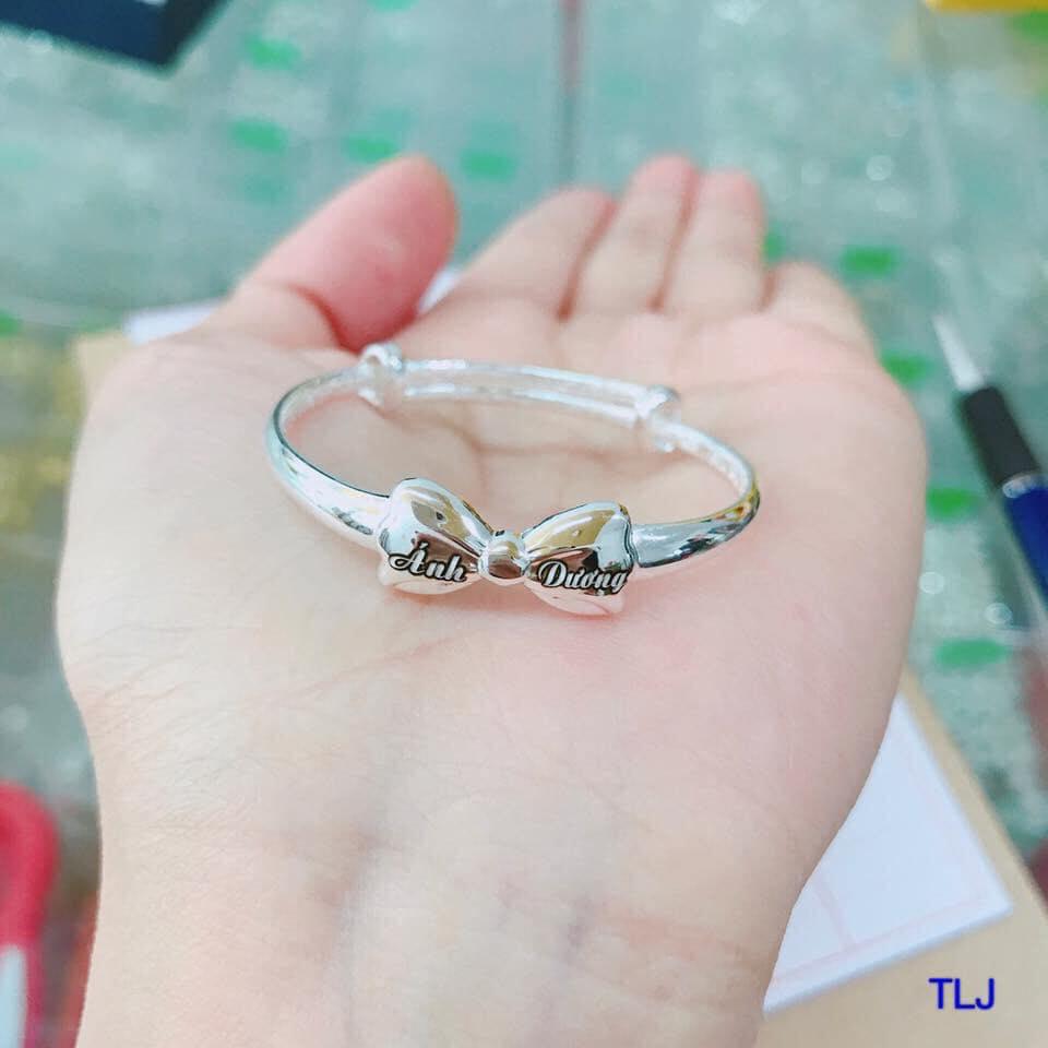 Vòng bạc nơ khắc tên cho bé theo yêu cầu