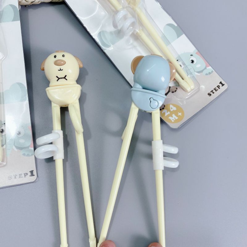 Đũa tập ăn xỏ ngón hoạt hình cho bé