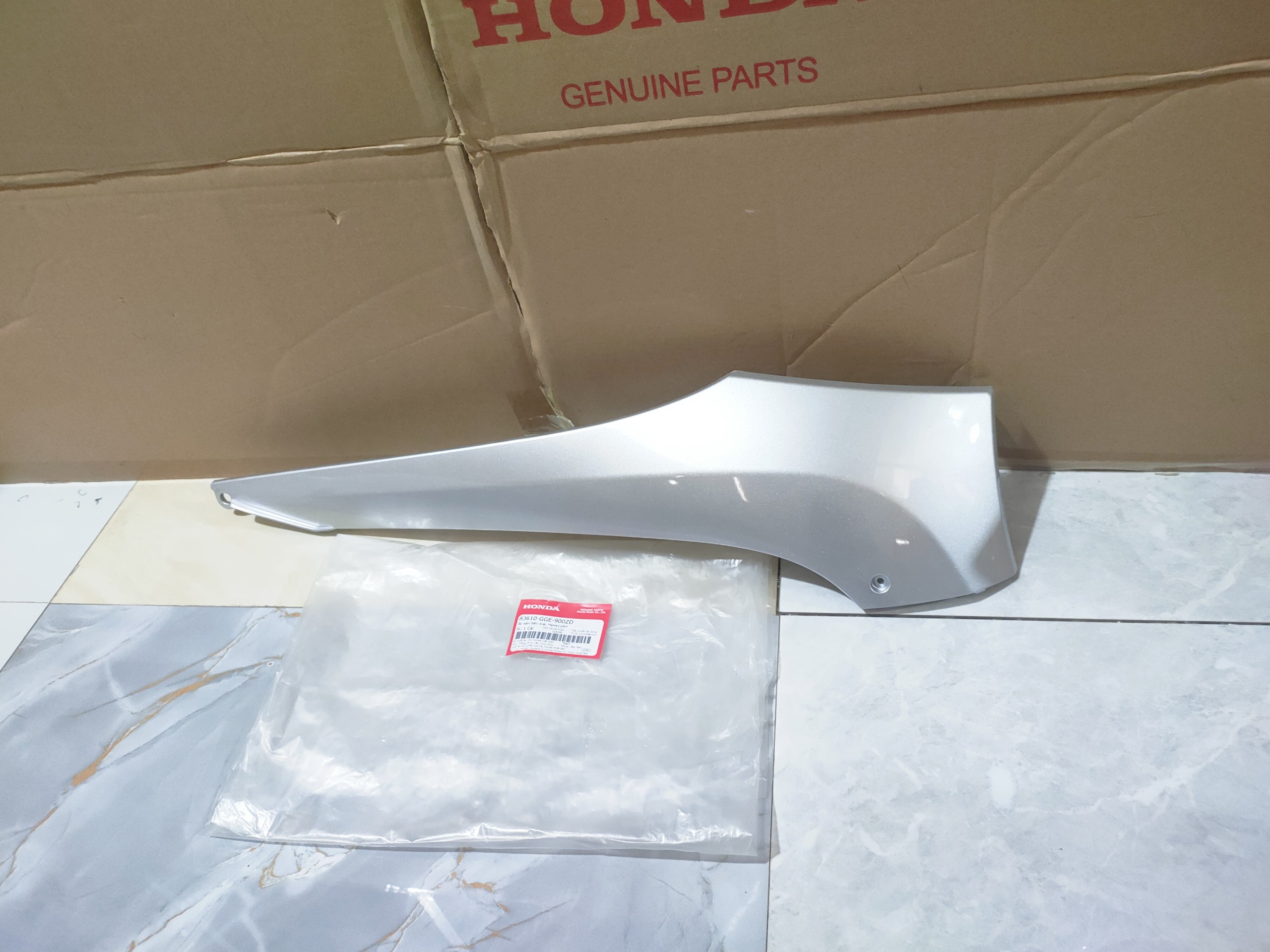 ốp sàn bên trái Lead 110 màu bạc *NH411M* (83610GGE900ZD)