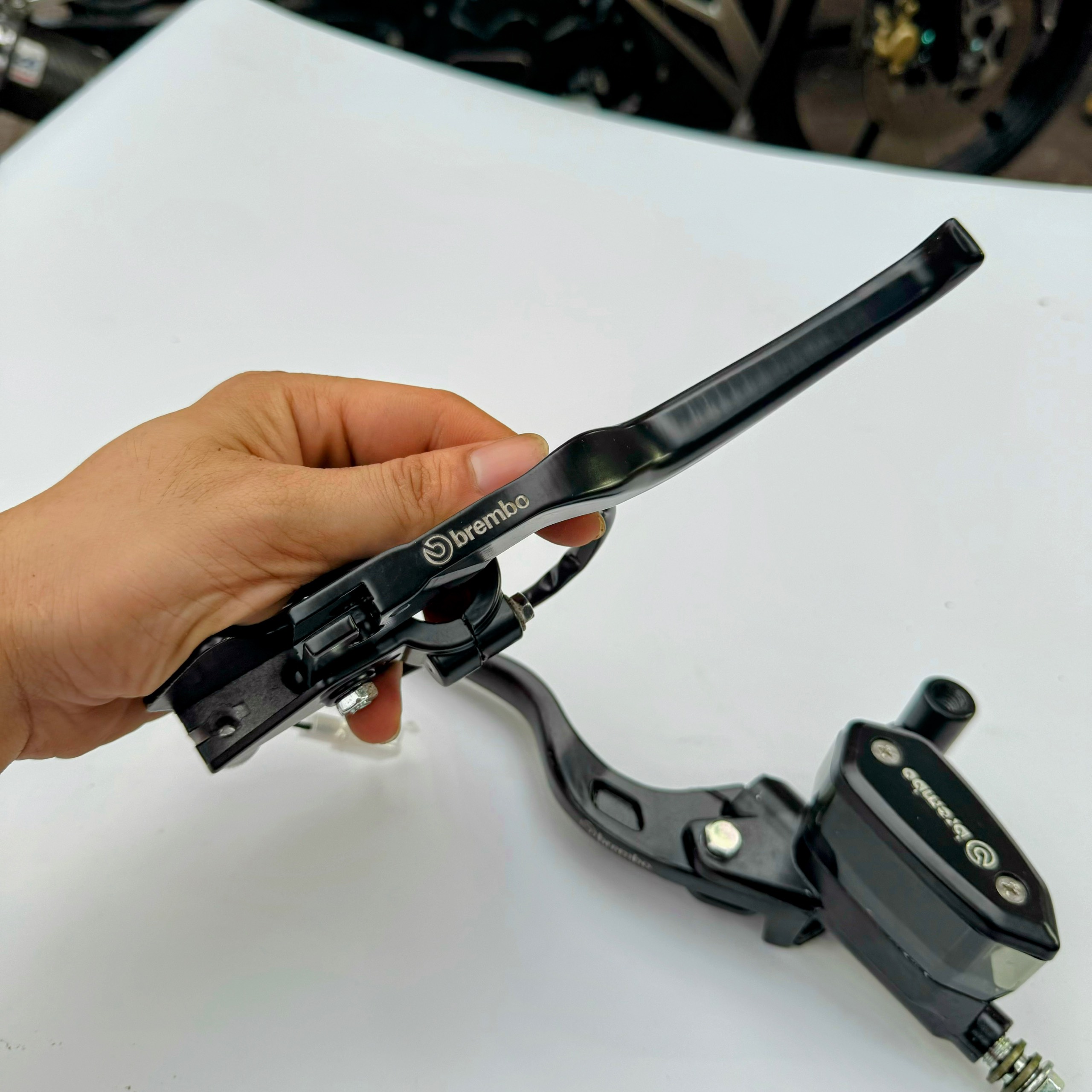 Cặp tay thắng brembo Bình dầu xéo 1.1