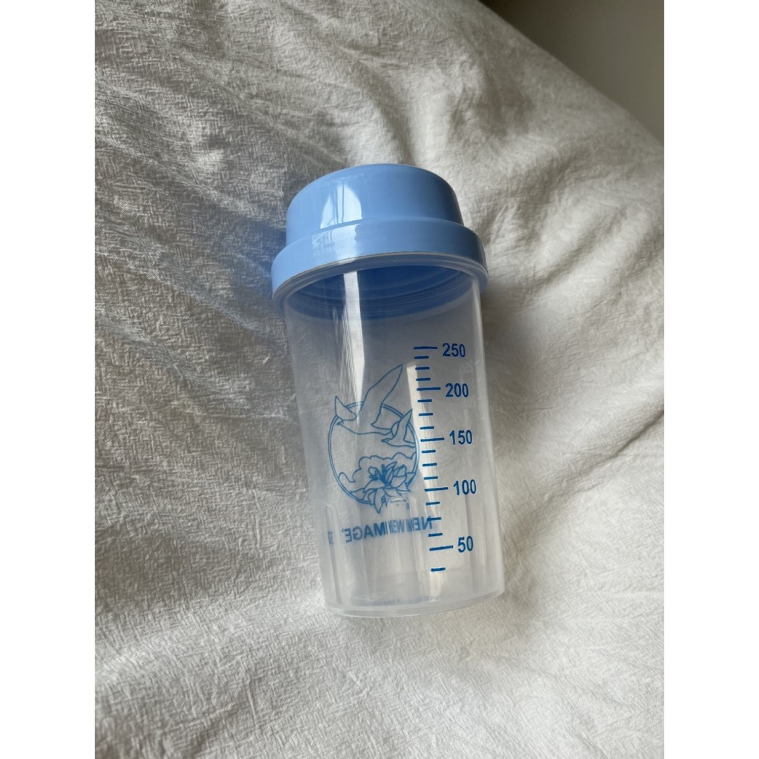 Bình lắc sữa non Alpha Lipid 350ml có chia vạch