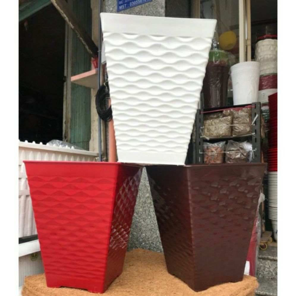 2 cái chậu nhựa vuông mắc lưới cao 35cm.