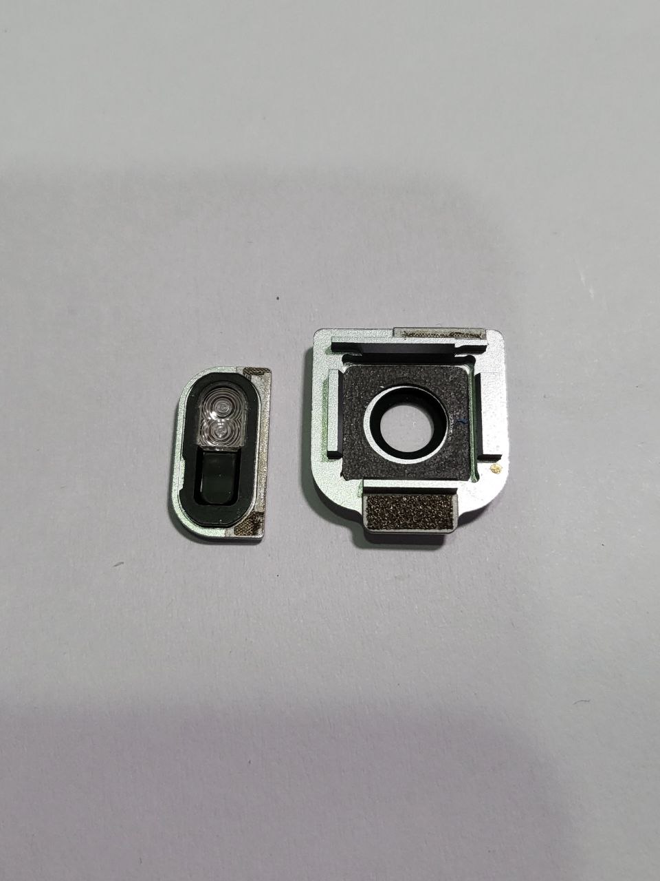 Kính camera sau và kính đèn flash HTC U Ultra tháo máy