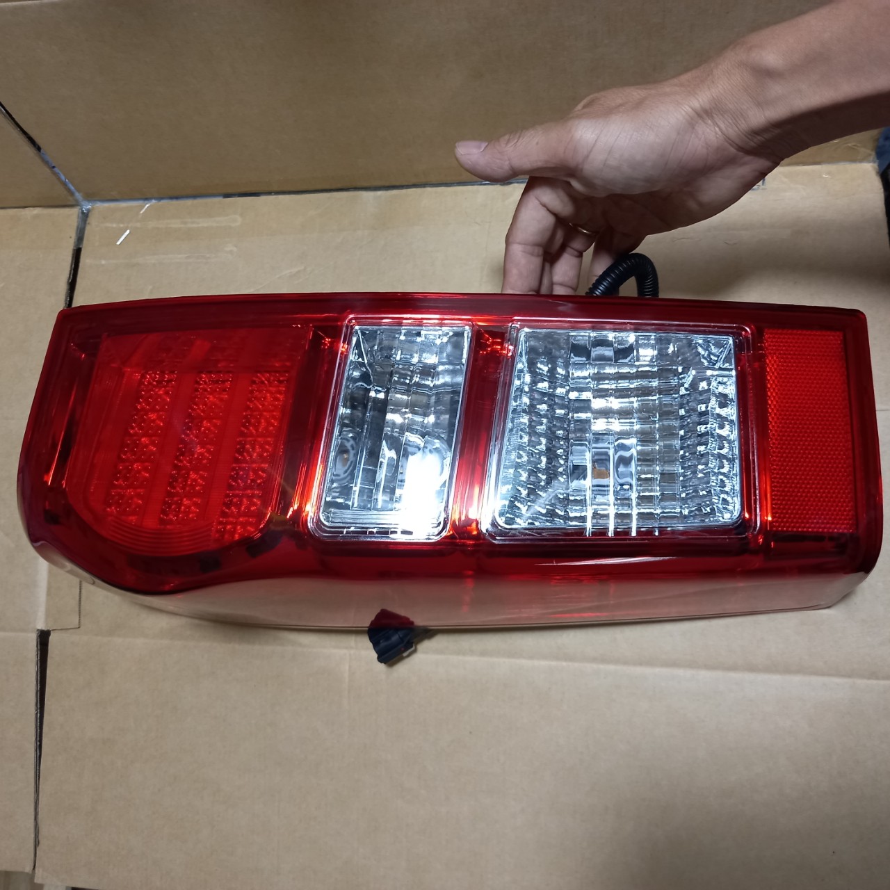 ĐÈN HẬU ISUZU DMAX 2012 - 2014 BÊN LÁI, CÓ LED
