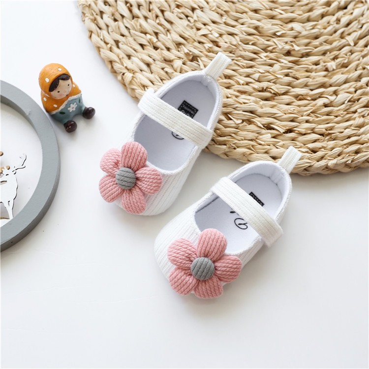 Giày tập đi đính hoa cúc mềm mại cho bé gái