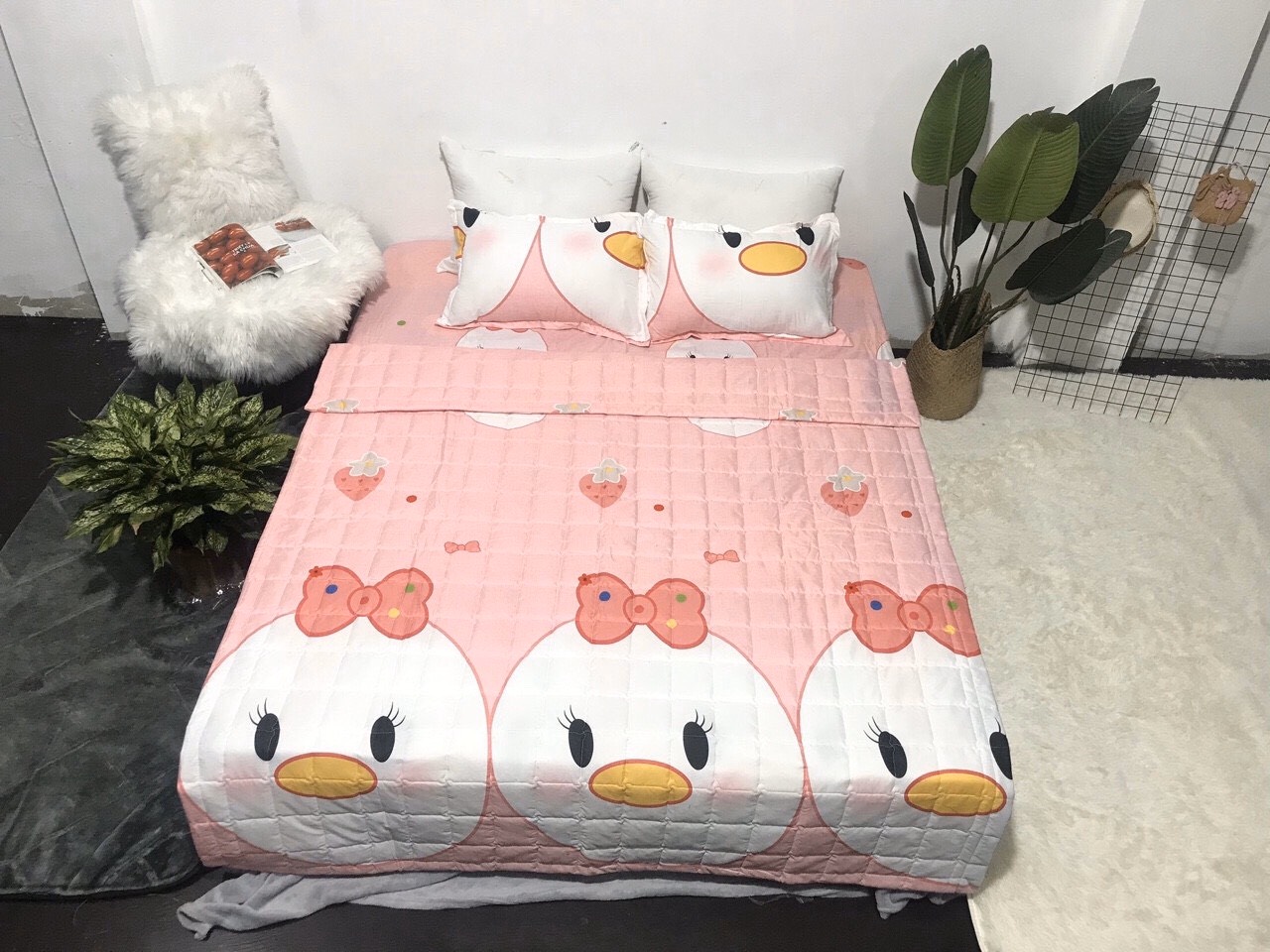 Bộ Chăn Ga Gối Combo 5 Món , Vịt Hồng , Chất Liệu Bền Đẹp, Không Phai, Không Xù, Mẫu Mã Kích Cỡ Đa Dạng