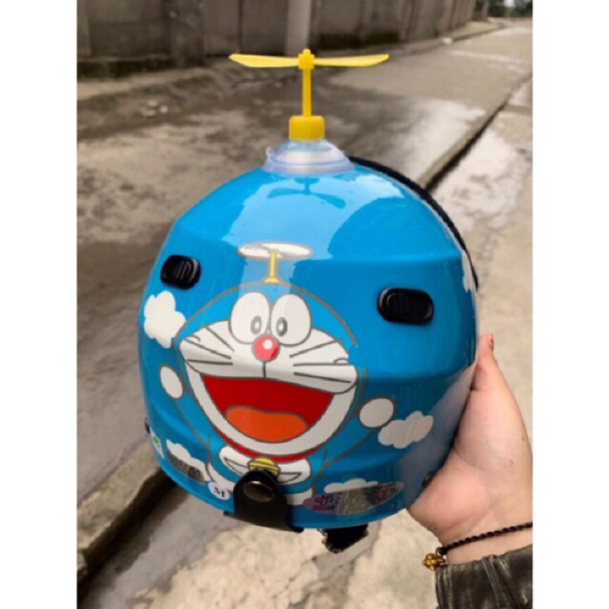 [HCM]Chong Chóng Doraemon Gắn Nón Bảo Hiểm