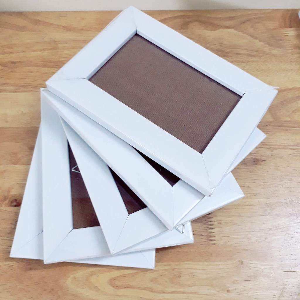 Combo khung tranh hoặc ảnh sử dụng treo tường để tựa bàn là việc 1 cái