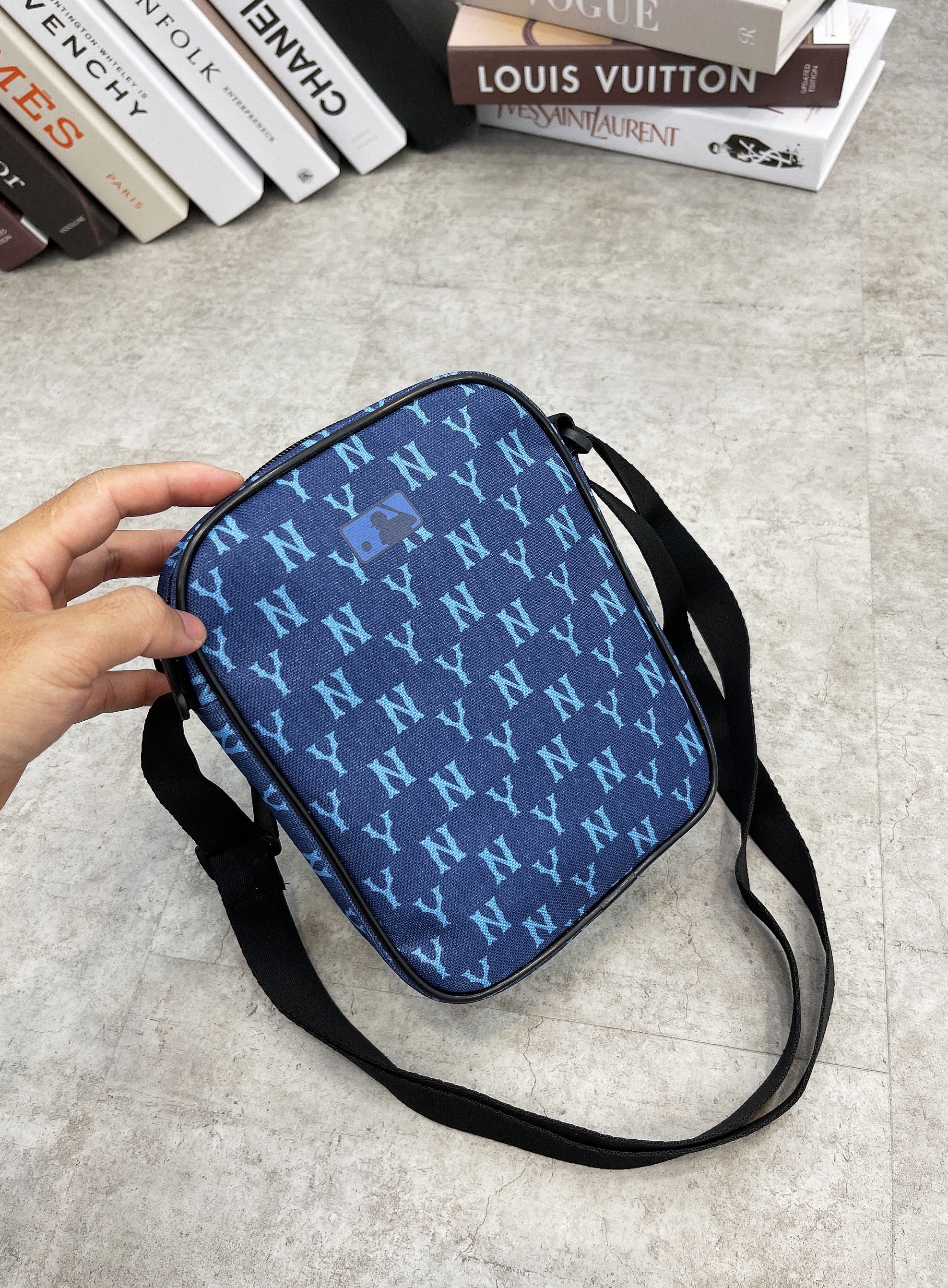 TÚI ĐEO CHÉO B210 BIG MLB NY MONOGRAM MINI BAG LOGO NHỎ
