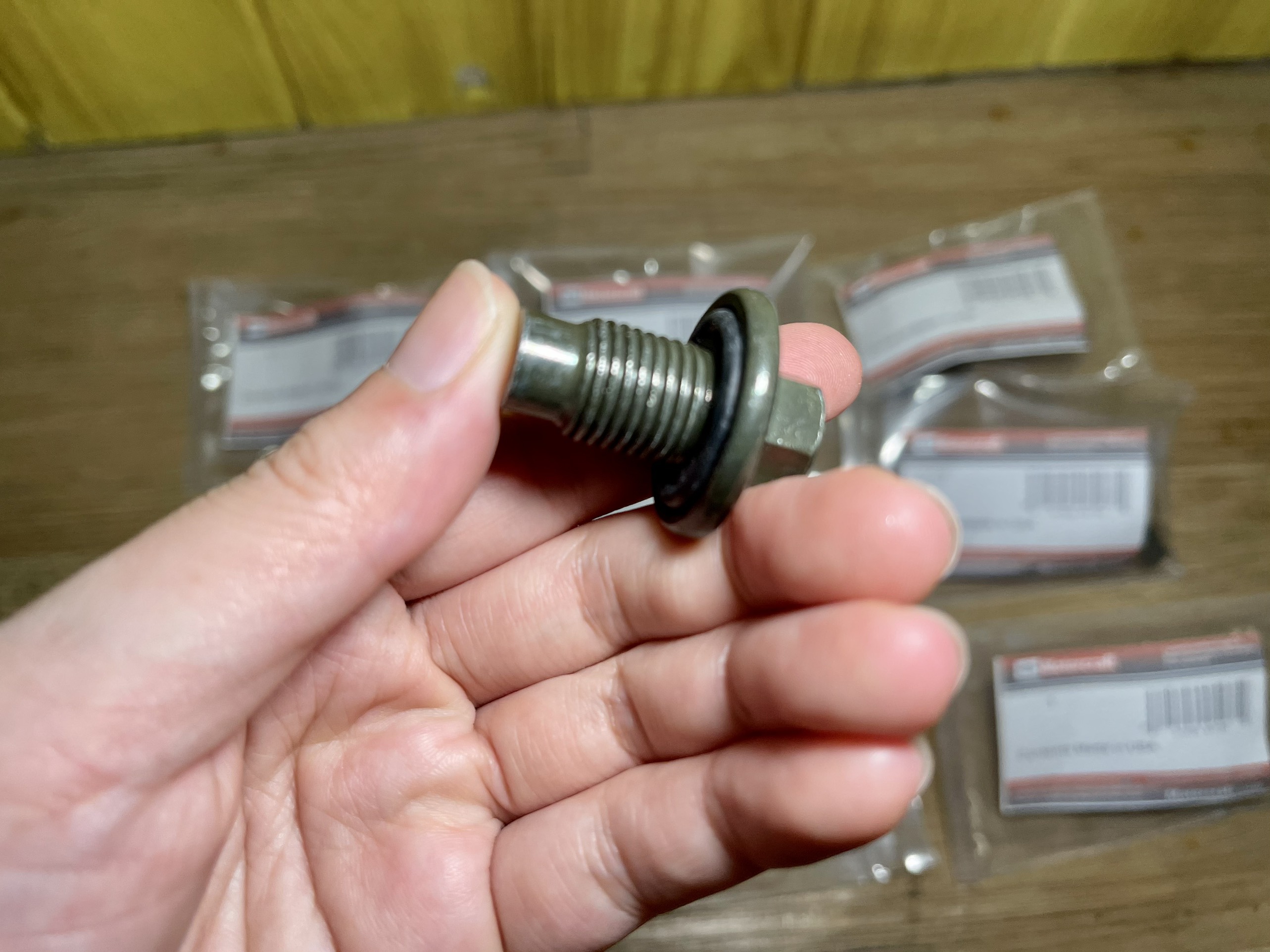 Ốc xả nhớt ford transit