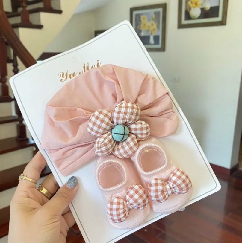 Set mũ Turban và tất dễ thương cho bé