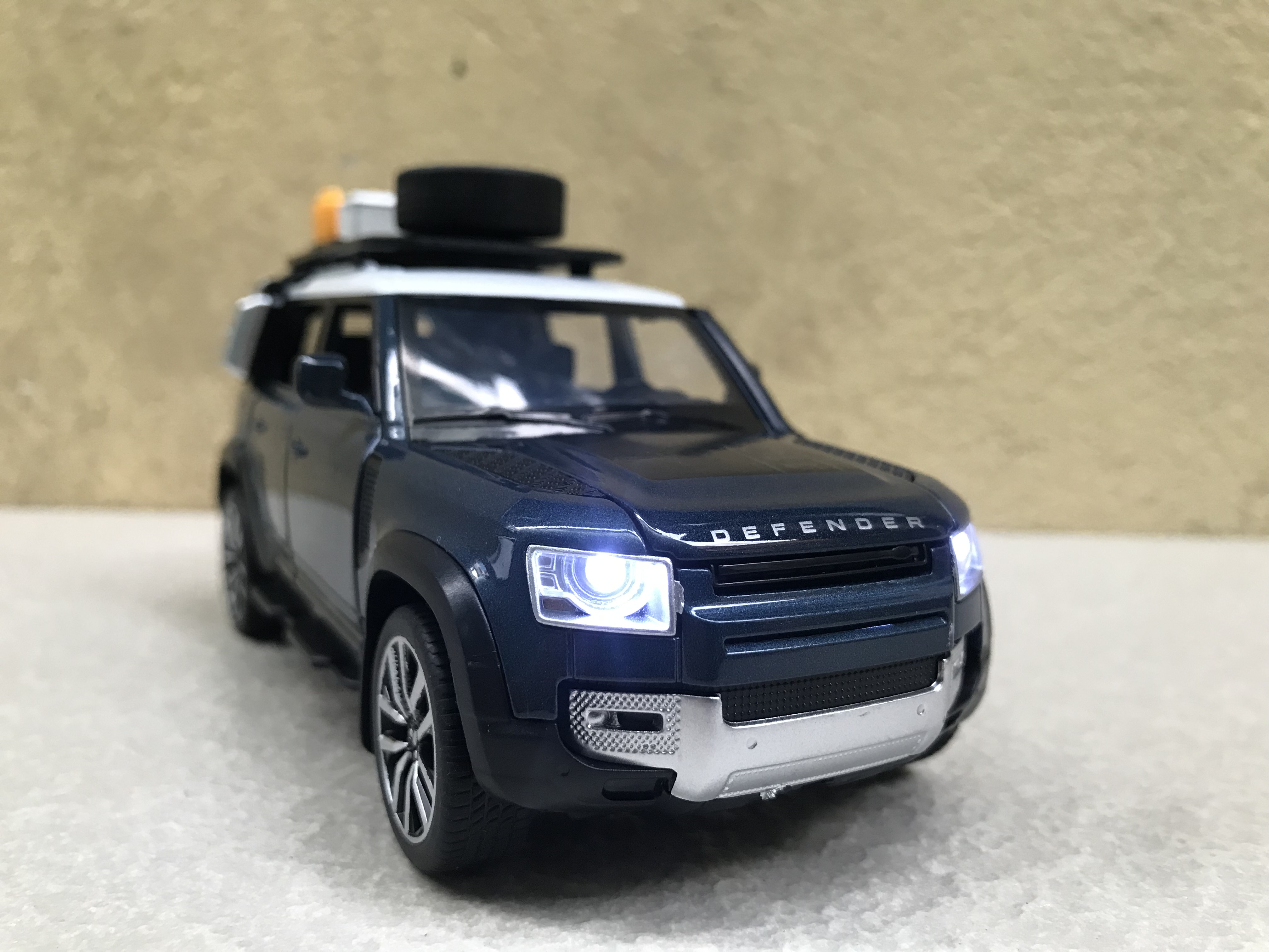 Mô hình xe ô tô Range Rover Defender 2024 1:32