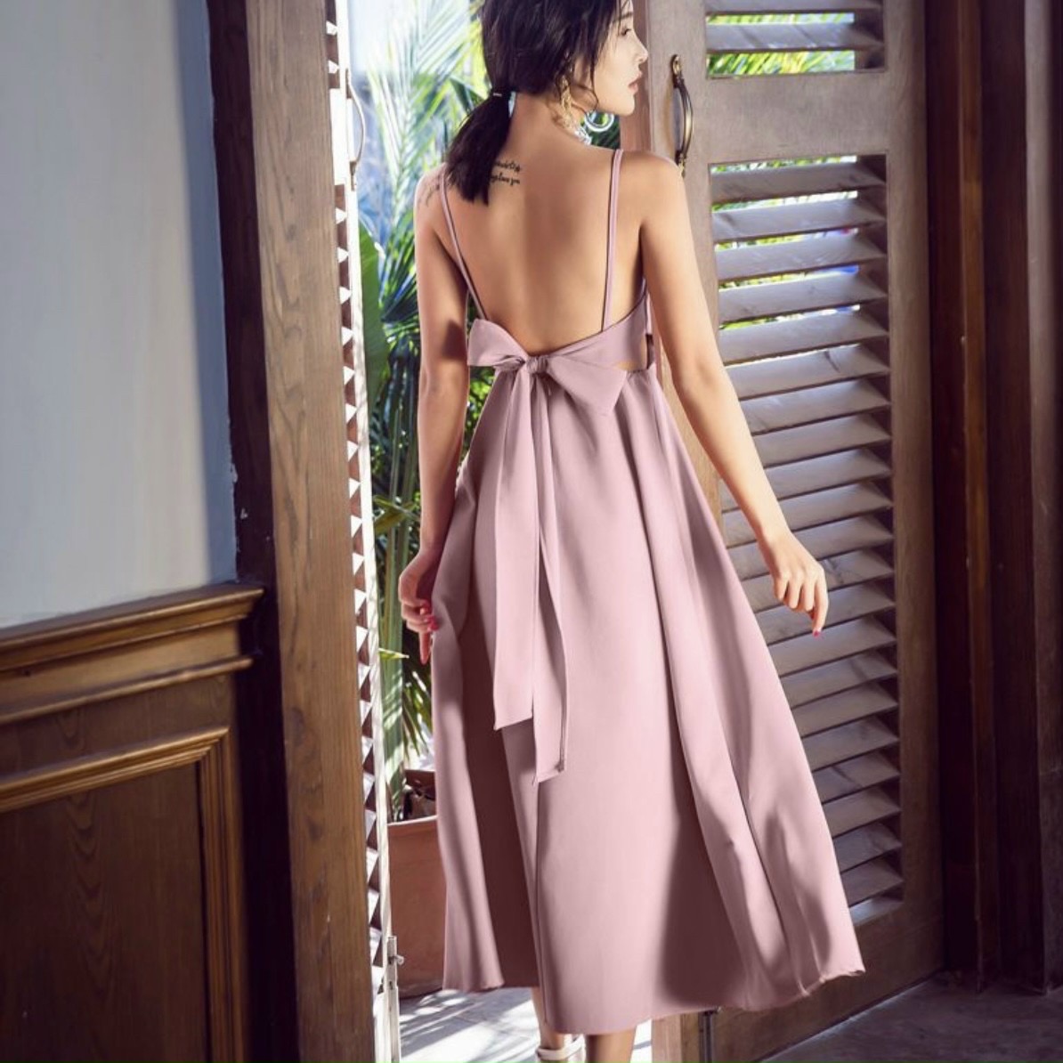 Đầm váy hồng hai dây nơ sau