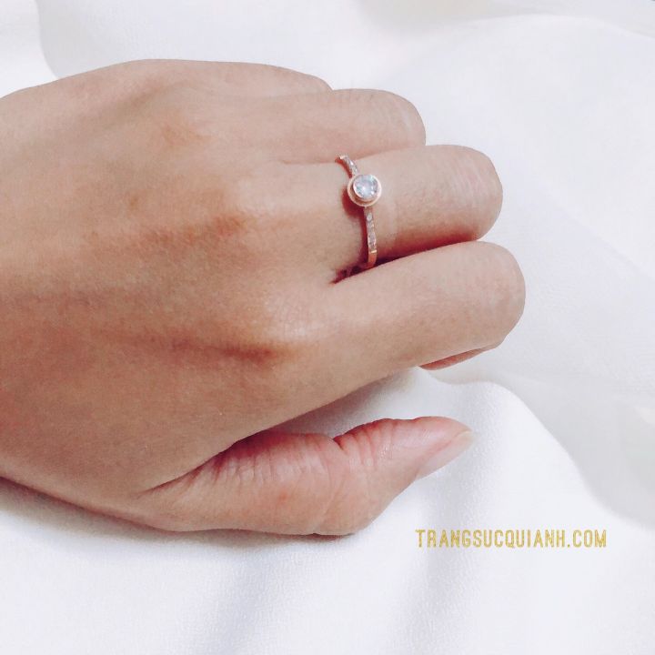 Nhẫn Titan Đính Đá Tròn Màu Vàng Hồng