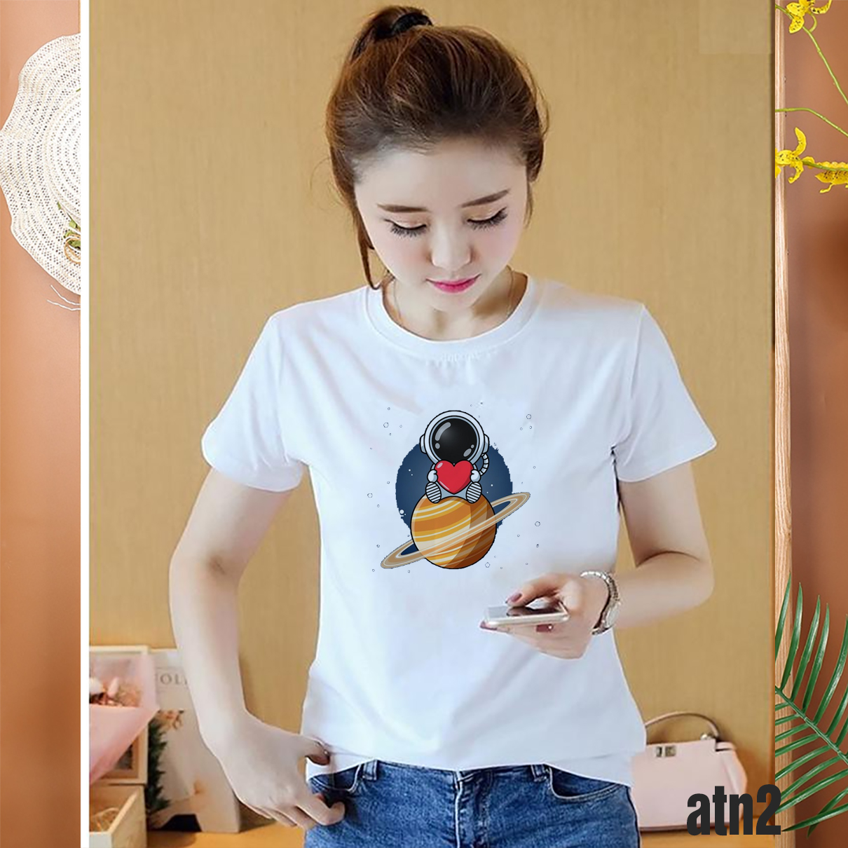 áo thun nữ in hình phi hành gia chibi