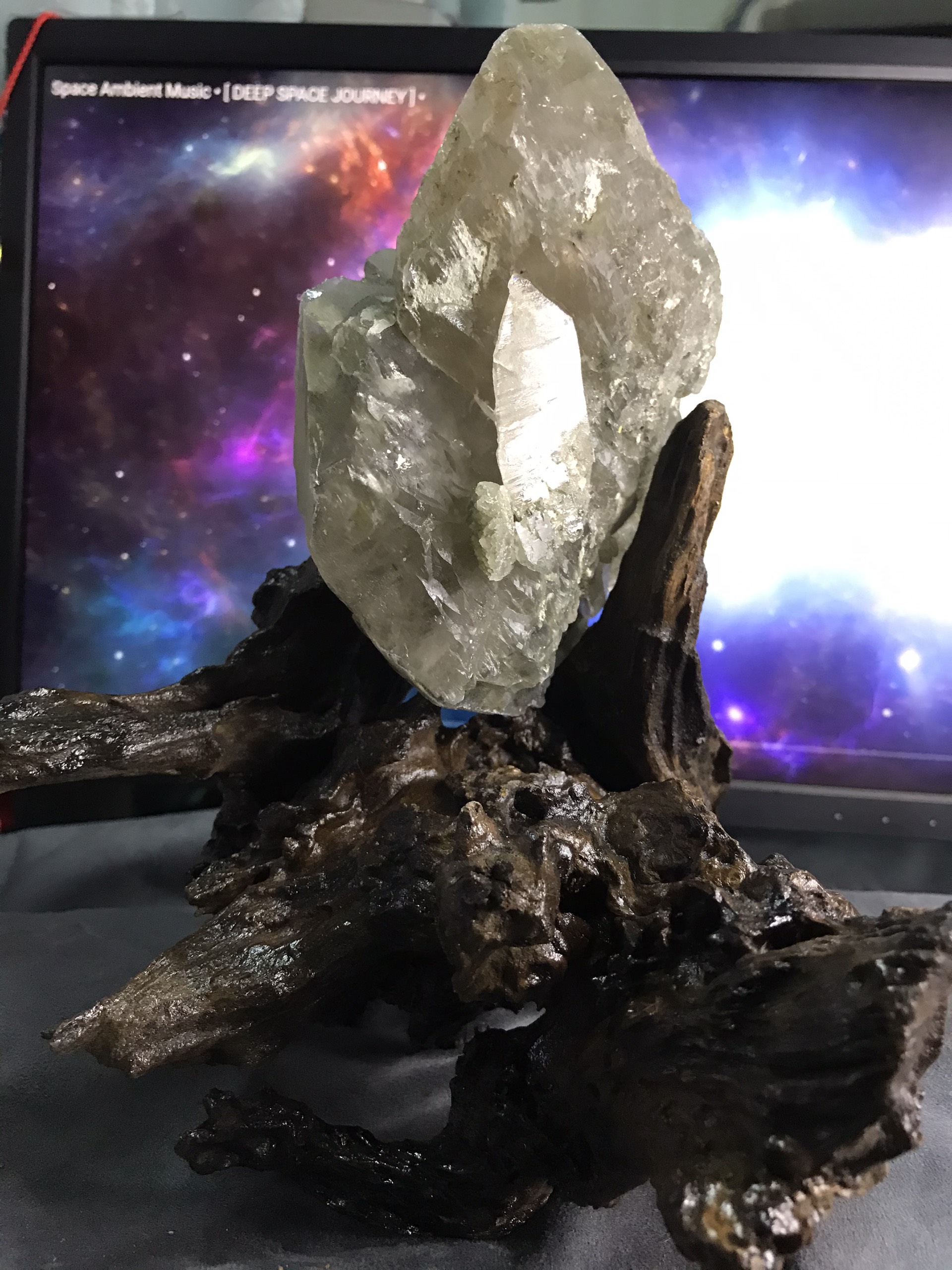 Khối Thạch Anh tinh thể màu xanh ưu linh lên đế gỗ