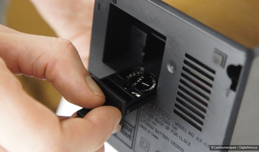 RADIO ĐỒNG HỒ BÁO THỨC SONY ICF-C1T