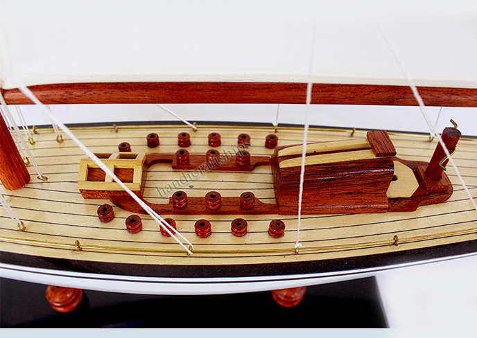 Thuận buồm xuôi gió Thuyền Endeavour 50cm (Đỏ - Trắng)