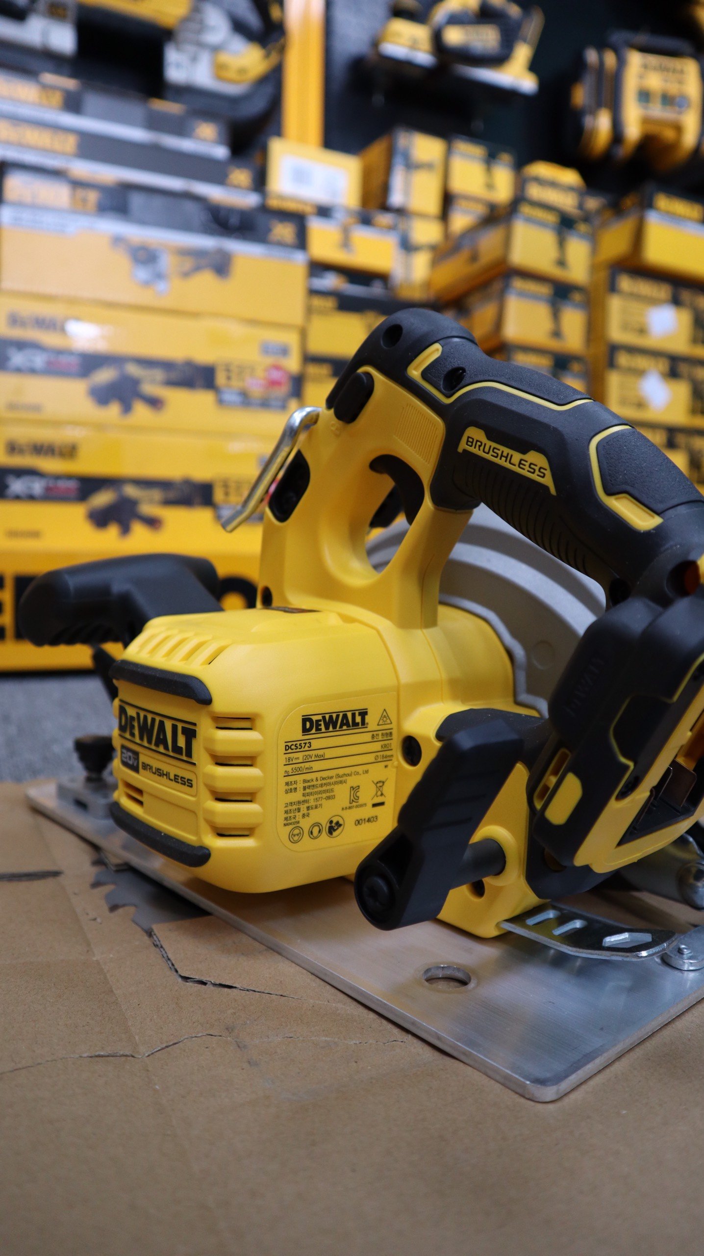 MÁY CƯA ĐĨA CẦM TAY 185mm 20V/60V FLEXVOLT DEWALT DCS573N (Chưa Pin & Sạc)