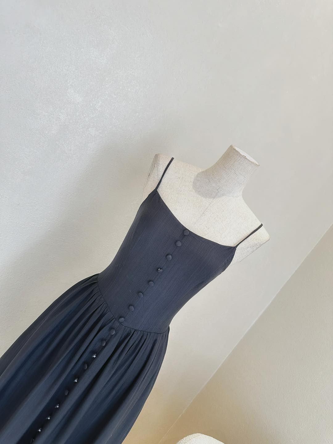 Đầm maxi 2 dây nút bọc dáng xòe