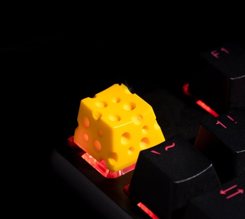 Keycap cheese vàng đậm trang trí bàn phím cơ gaming.