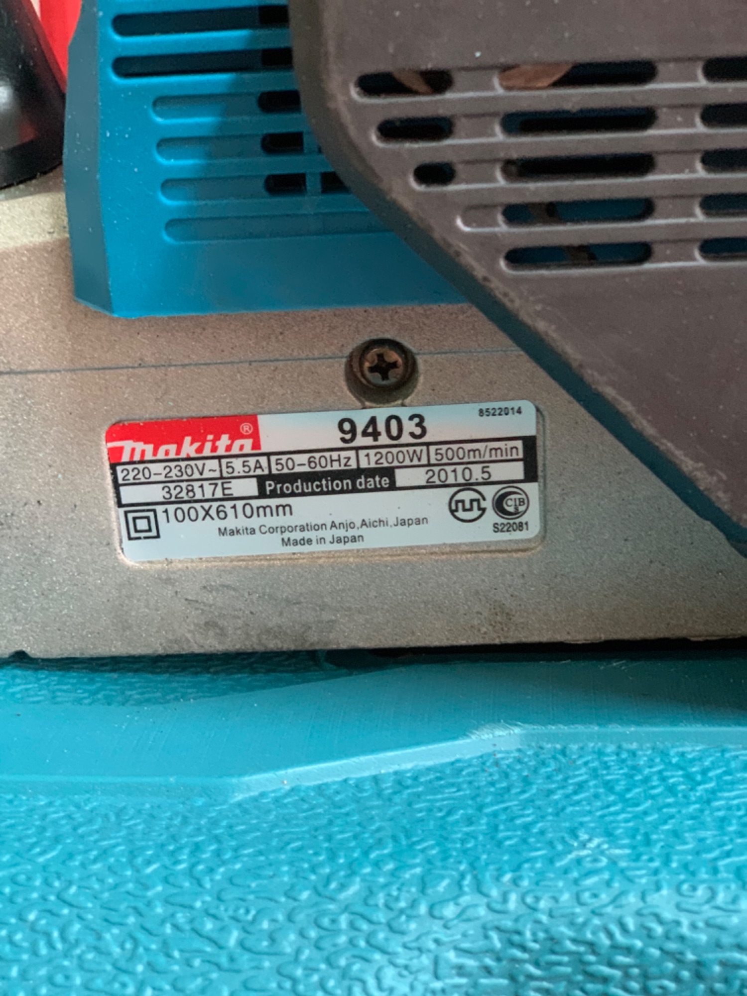 Máy chà nhám xe tăng 9403 makita