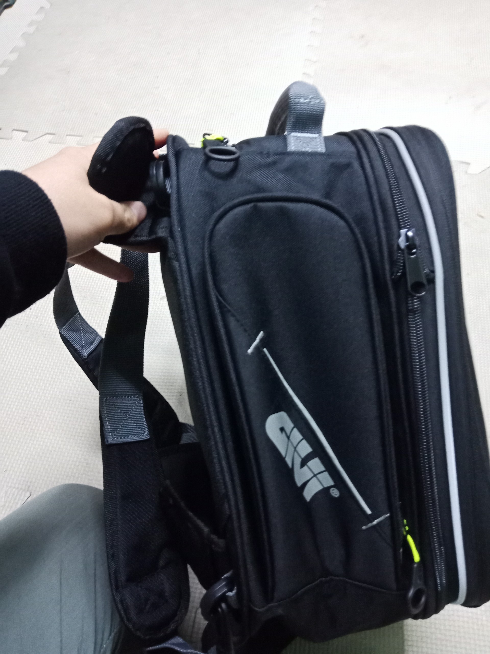 TÚI HÍT BÌNH XĂNG GIVI EA102B