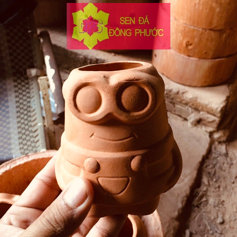 Chậu đất nung hình Minion màu nâu đất
