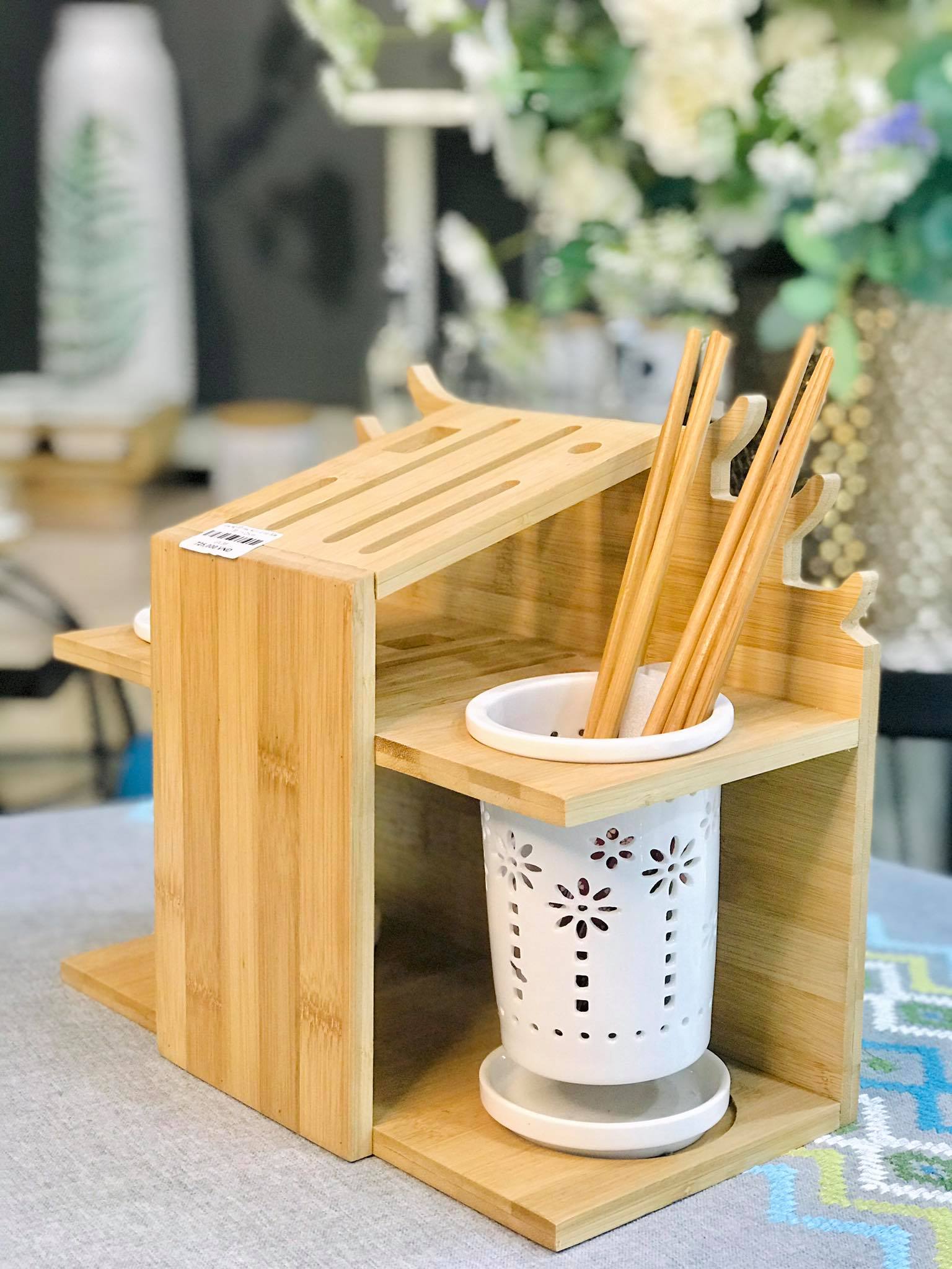 Giá để dao thớt có kèm 2 hũ đựng đũa