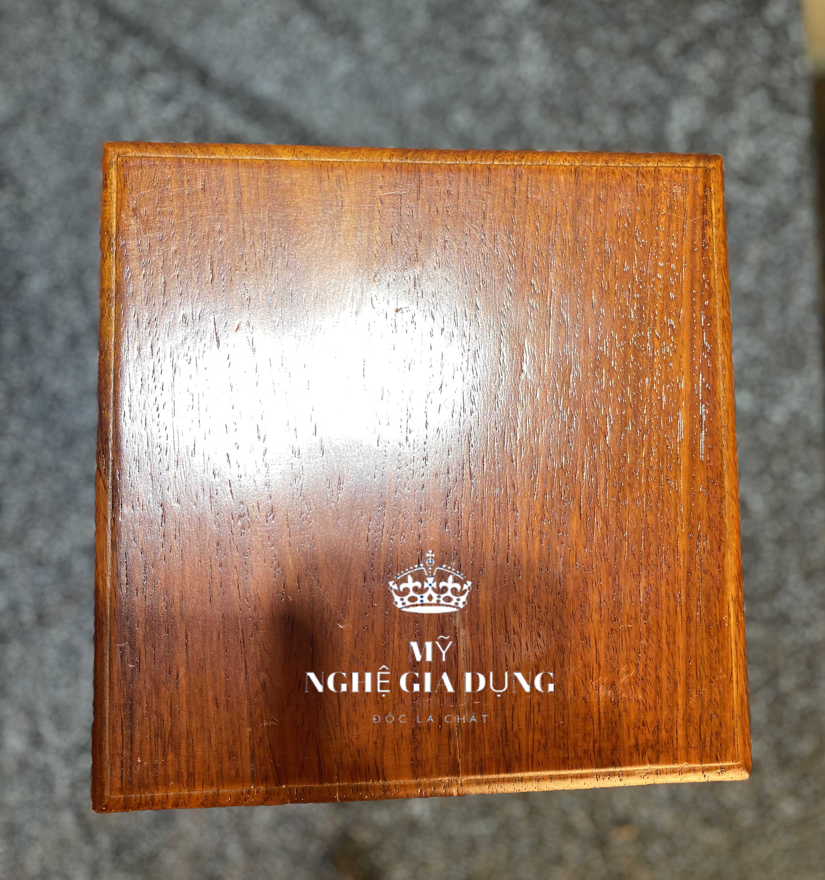 Đế hoa sen phong thủy lọng thủng gỗ hương