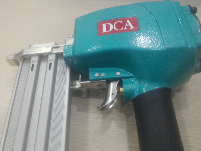 Súng bắn đinh bê tông dùng hơi DCA AST64C