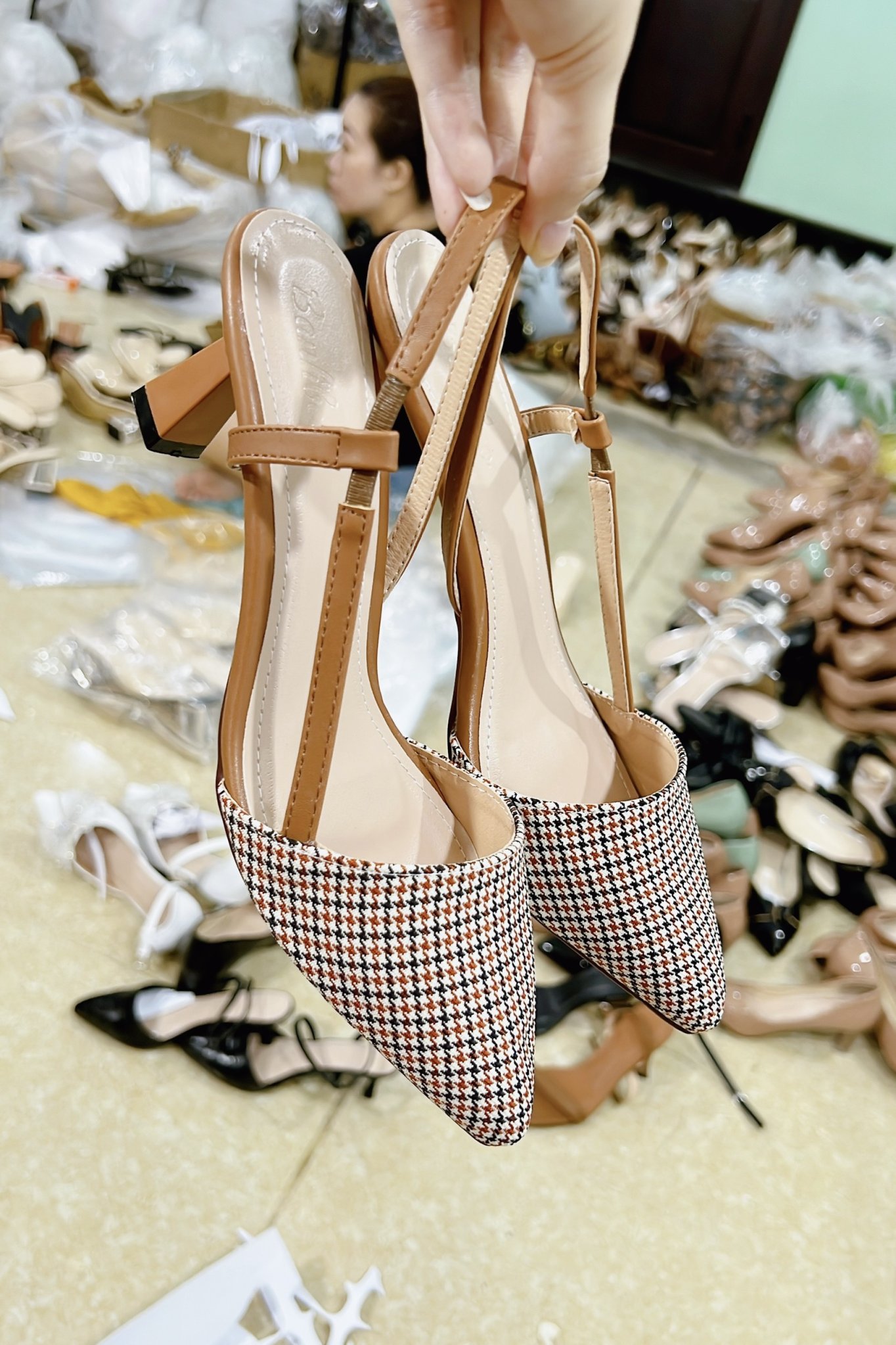 Sandal mũi nhon kẻ caro gót 6P
