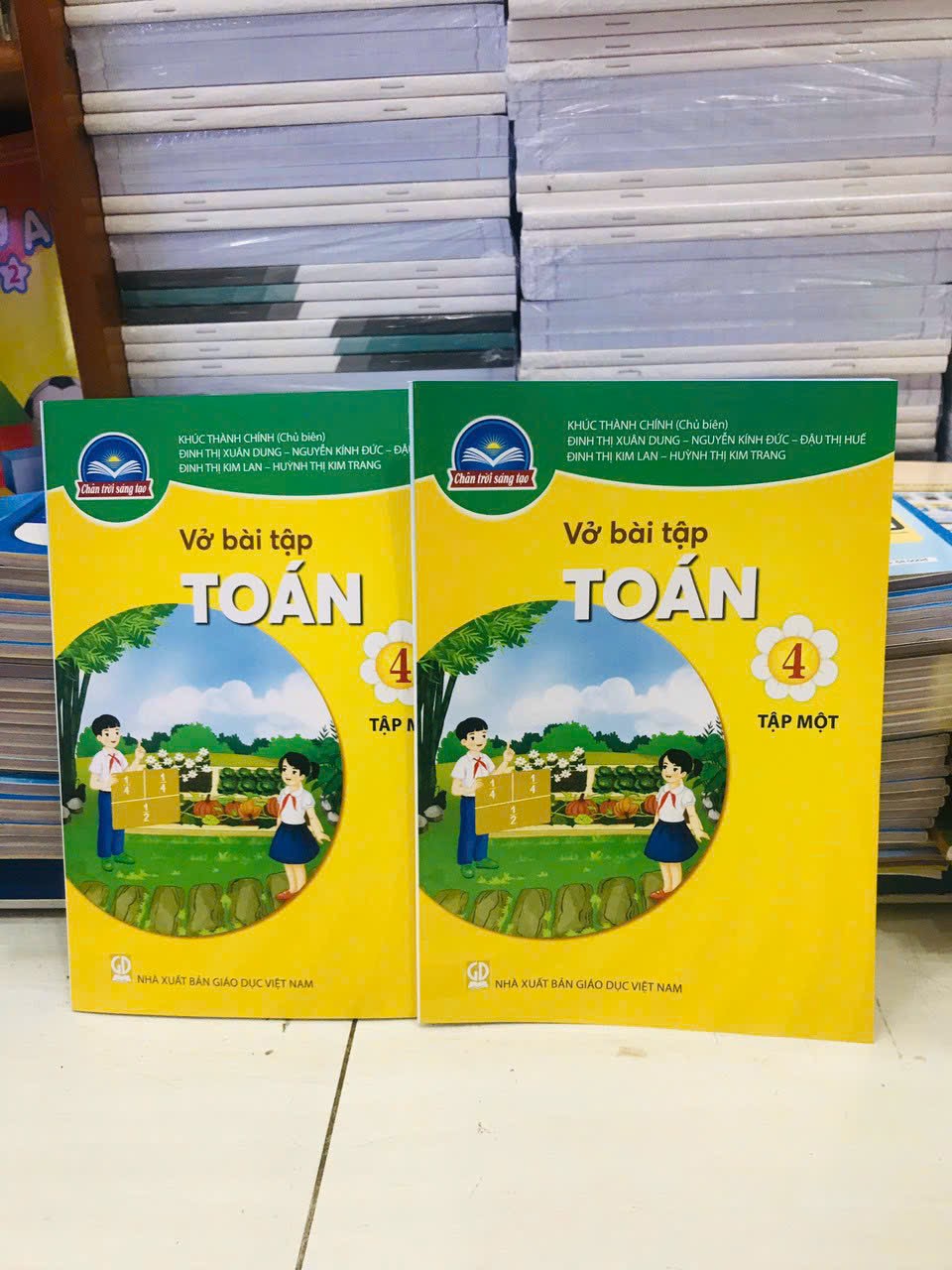 Toys, Vở bài tập toán lớp 4 tập 1 kèm 2 cây bút chì