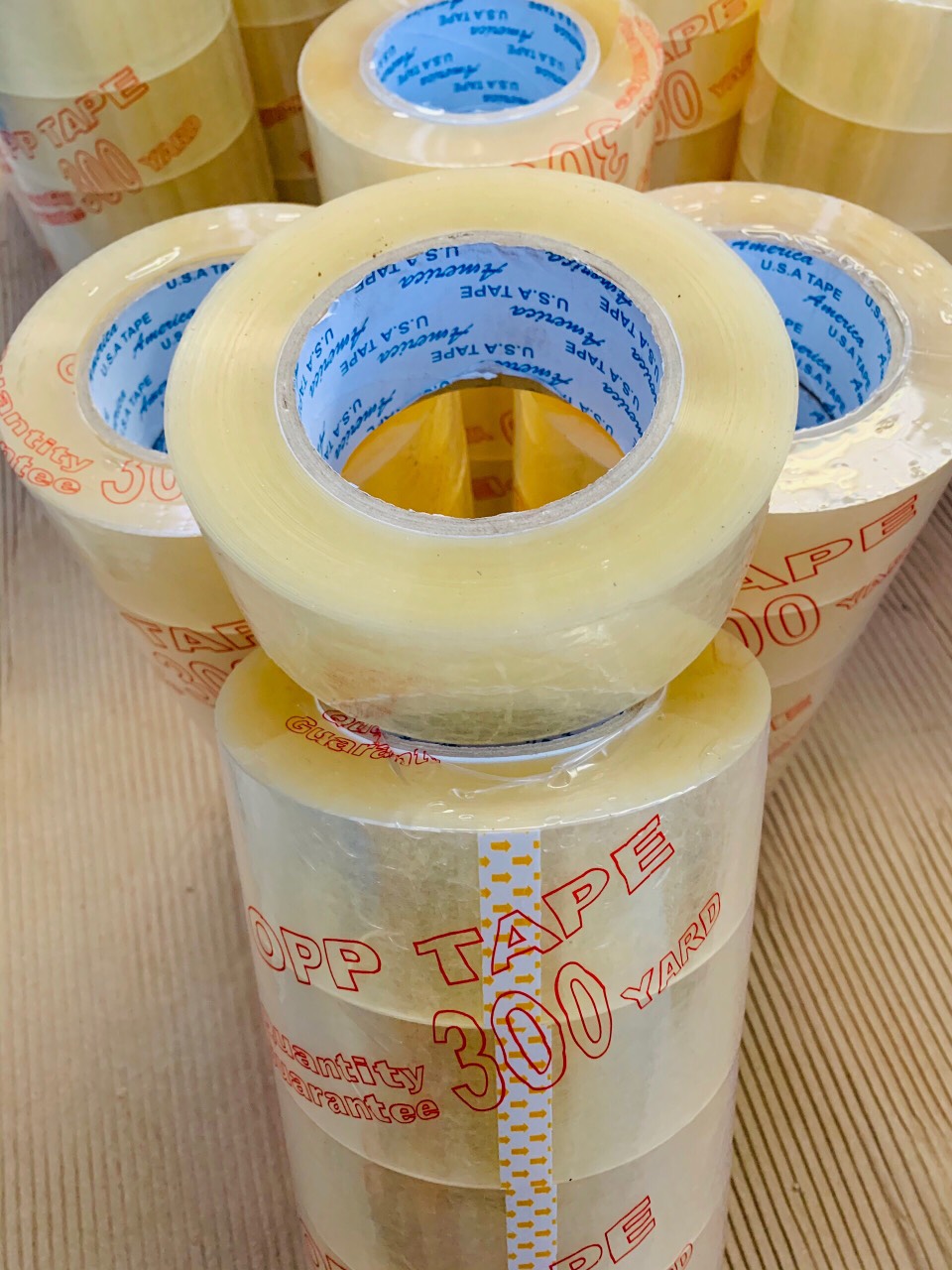 Cuộn băng keo gói hàng loại 300 yard