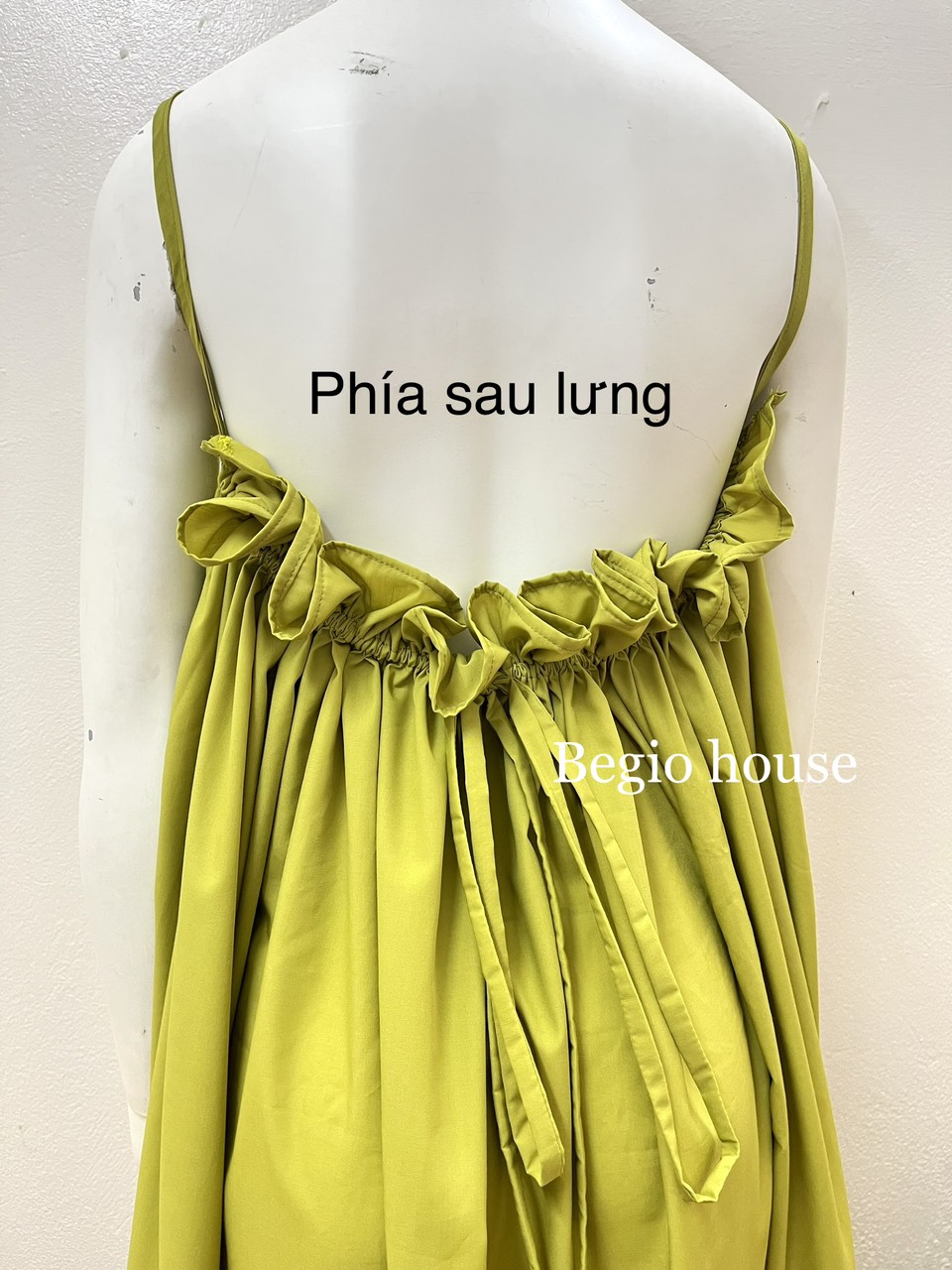 Đầm hở lưng cho mẹ và bé