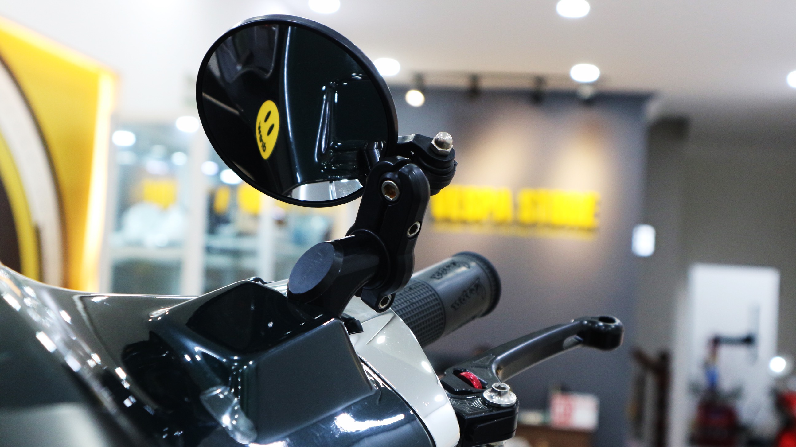 KÍNH CHIẾU HẬU XE VESPA