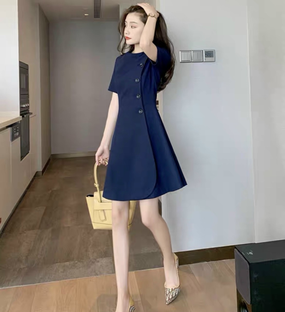 Đầm xanh đen cổ tròn nút trước