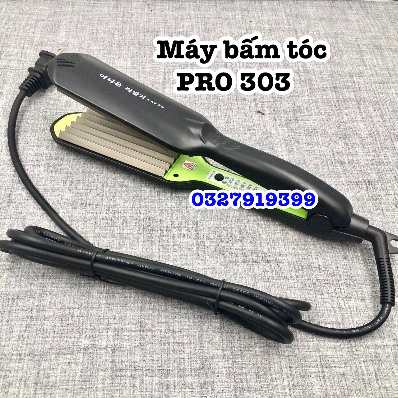 Máy bấm tóc PRO 303 cao cấp - Chất liệu hợp kim phủ ceramic chống hư hại tóc - 5 mức chỉnh nhiệt 140-220 độ - Dây xoay 360 độ - Kích thước 27cm x 4.5x10.5cm - Công suất 45W-80W - Bảo hành 06 tháng