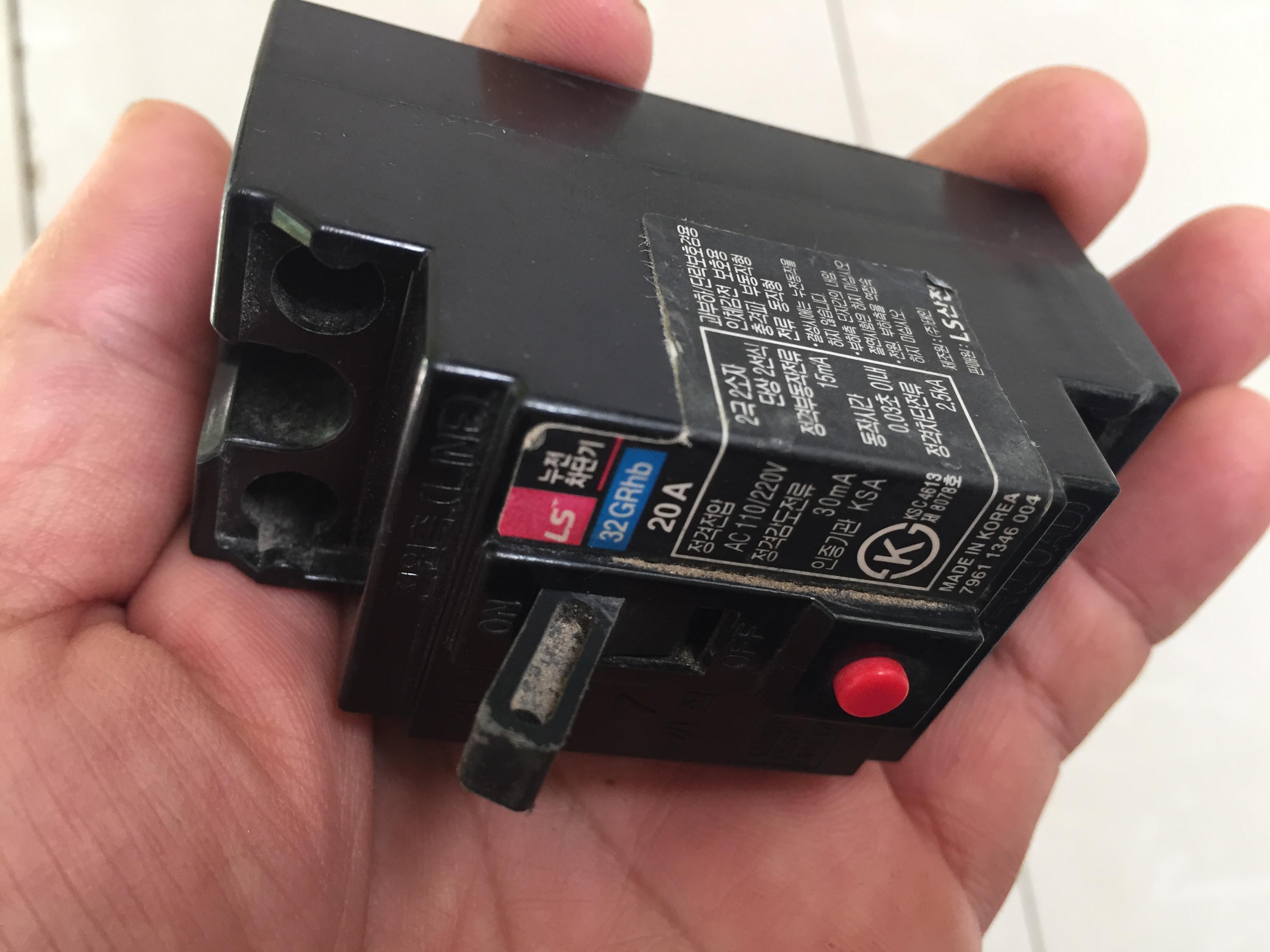 ELCB CB Cầu Dao Chống Giật LS 20A Cốc Nhỏ