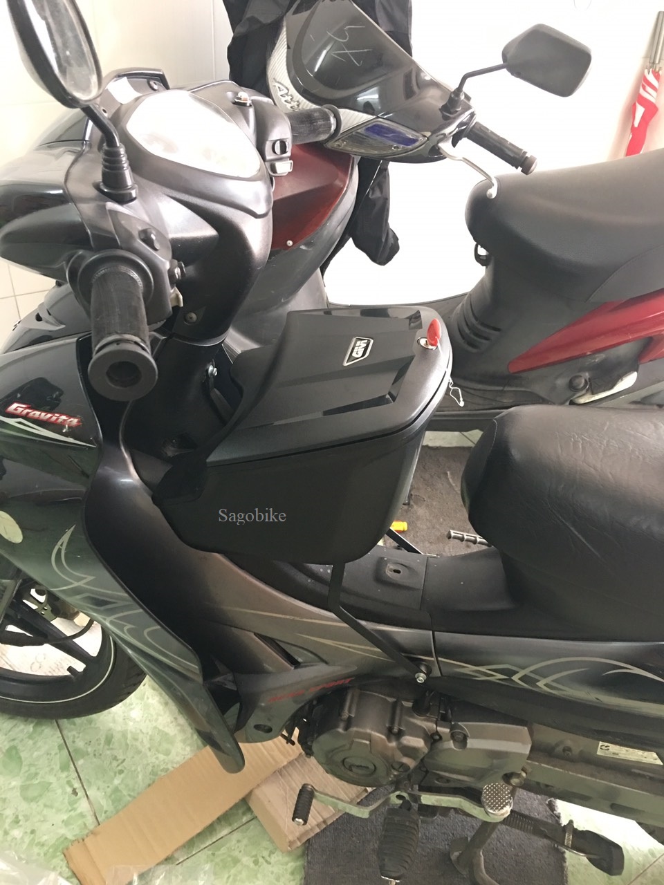 Thùng giữa givi G12N lắp cho xe Jupiter
