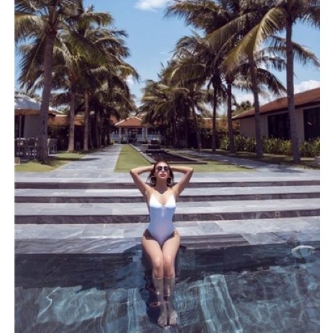 Bikini khoét mông màu trắng sexy (hình chụp thật)
