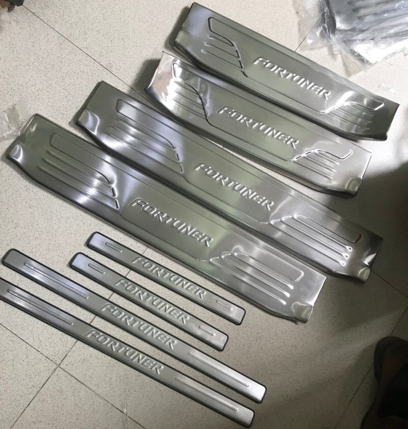 Bộ 8 miếng ốp bậc cửa trong ngoài Fortuner 2009-2016 Chất liệu thép không gỉ, độ bền cao, không bị phai màu, rạn nứt hay han gỉ trong thời gian dài sử dụng - Do choi xe hoi uy tin