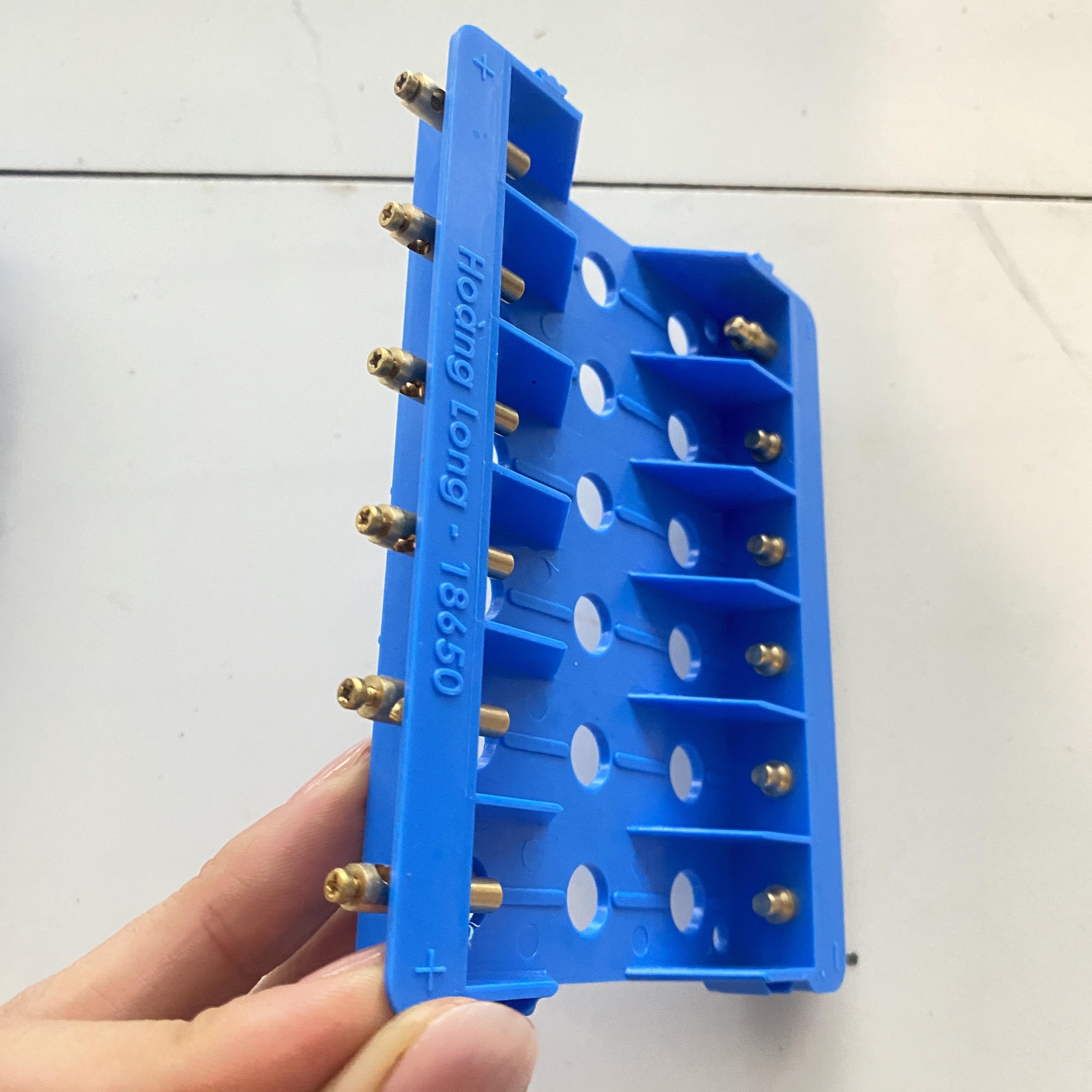 Khay cân bằng pin 18650 màu xanh ( khay 6)