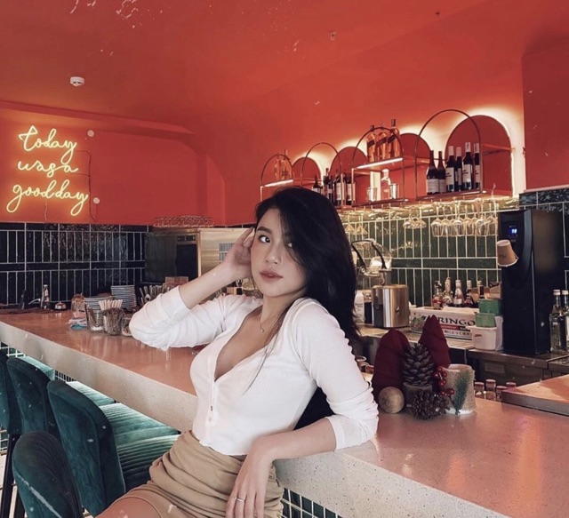 Áo Croptop Tay Dài 3 Nút Cổ V