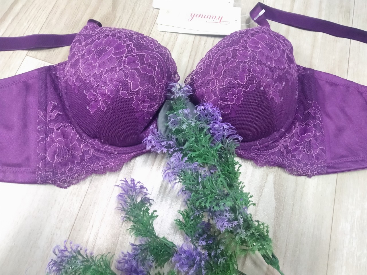 Áo lót Triumph Beauty-Full 015 WHU họa tiết ren, có gọng, mút mỏng