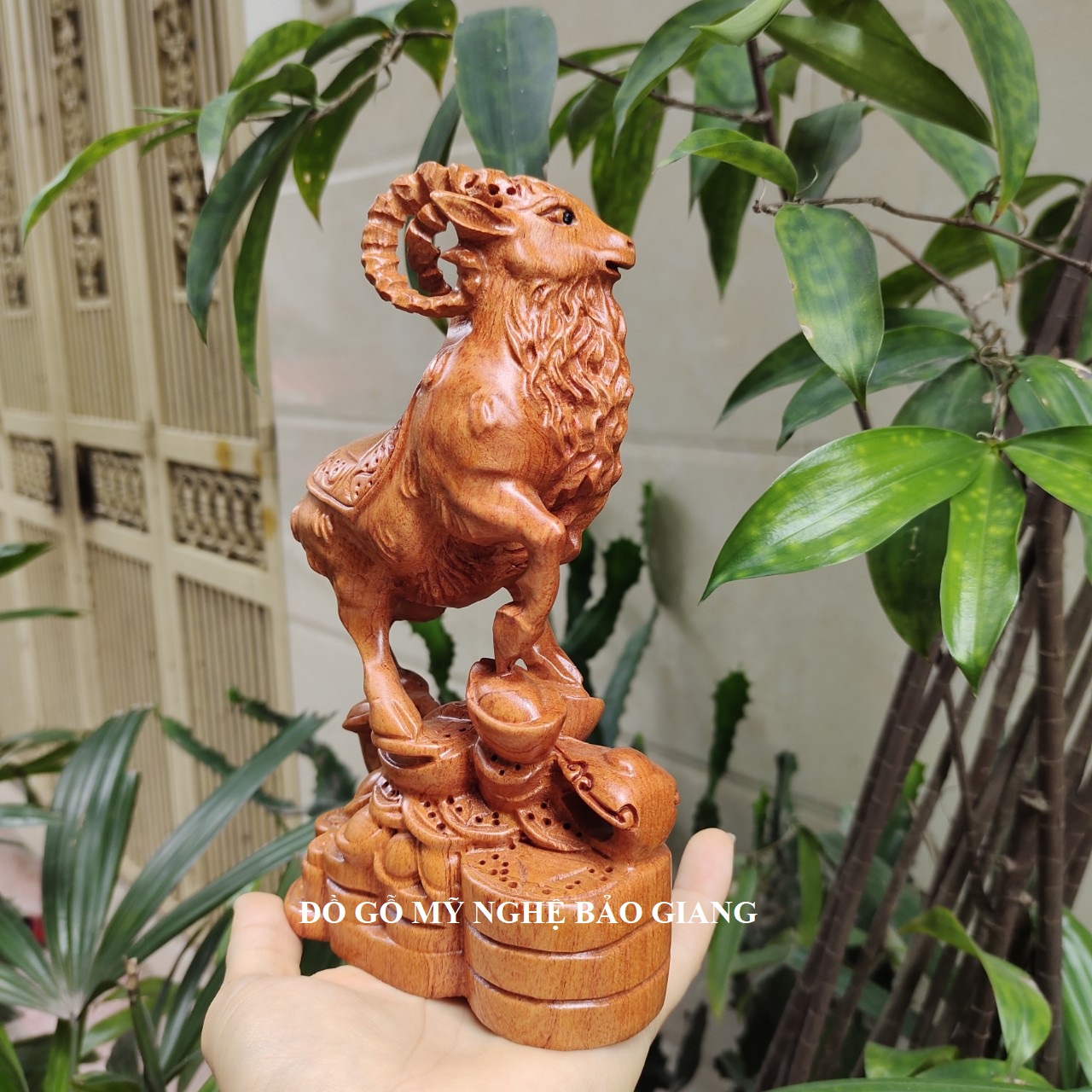 Tượng con dê gỗ hương cao 20 cm mẫu mới